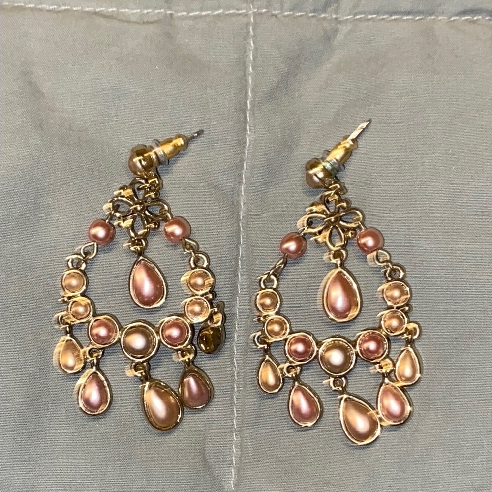 💛🤍💖NWOT Monet Vintage Elegant Gold and Pink Chandelier Earrings
